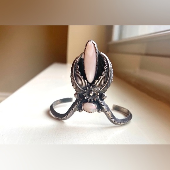 Navajo Sterling Silver 925 Native American Mother of Pearl Stone Cuff - Picture 4 of 6